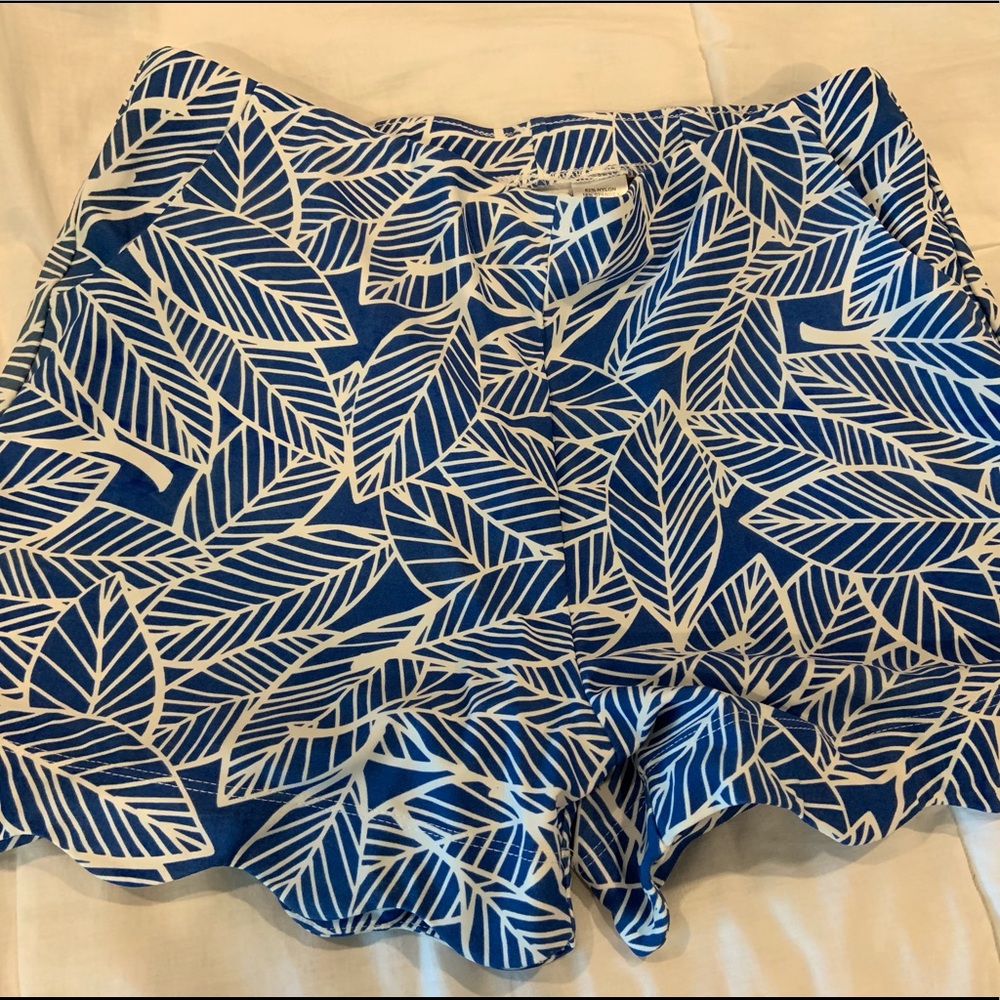 Shorts / blue leaf print